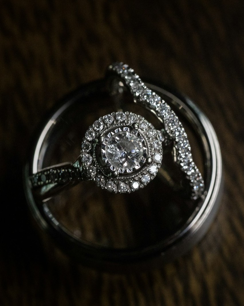 Anel com diamante em close