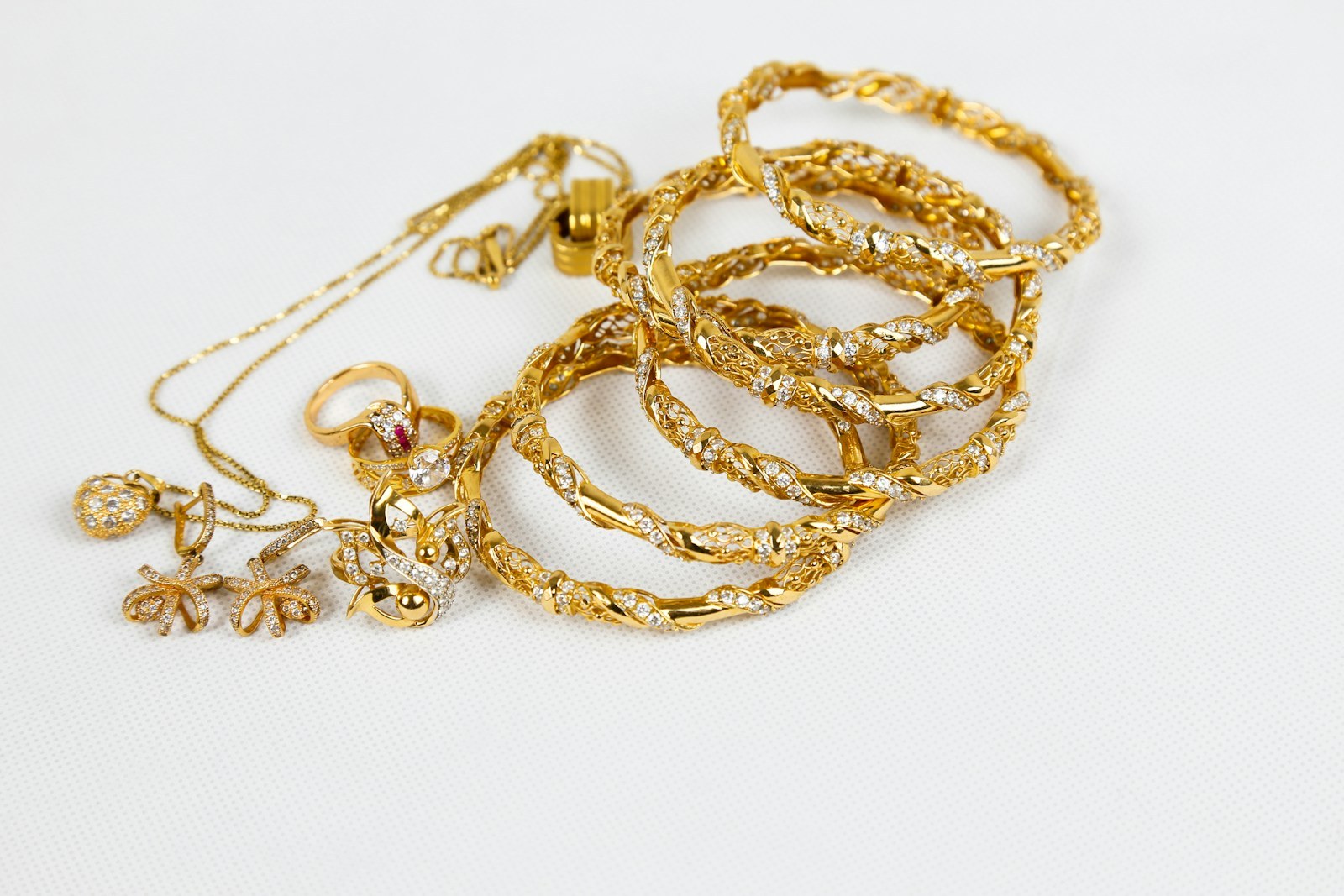 Braceletes e joias em ouro com diamantes